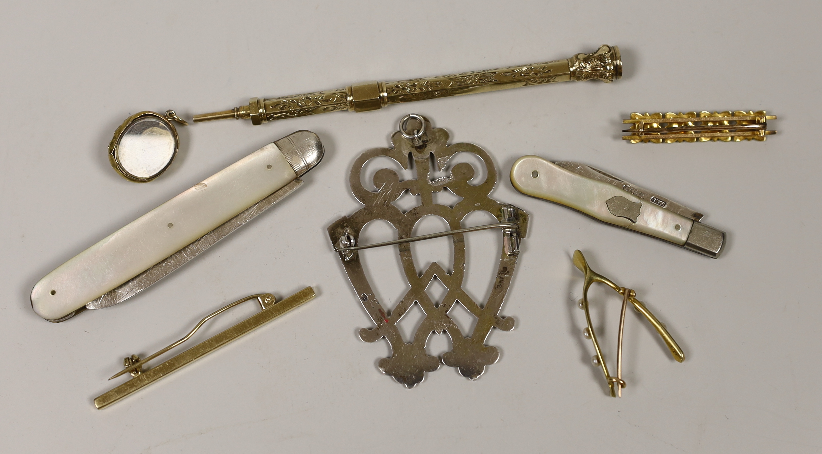 Sundry jewellery etc. including a Victorian yellow metal and turquoise set oval pendant, 19mm, two yellow metal and seed pearl set brooches, two other brooches, propelling pencil and two mother of pearl handled silver fr